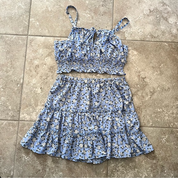 Indulge Instyle Blue Floral Print Cropped Top & Skirt Set Size L Smocked Layered - Picture 2 of 8